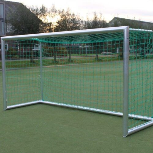 Voetbaldoeltjes KD-PRO (kanteldoelen) 12 Door de inwendig verstevigde hoeken en de zware profilering van de aluminium profielen, zijn deze voetbaldoeltjes, zeer degelijk en duurzaam.