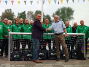 Mick Duzink verricht de aftrap van een hopelijk succesvolle campagne. Promotie van Walking Football in Noord Nederland. Op de achtergrond ons JVD195 voetbaldoel in de 3 x 1 m. uitvoering