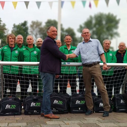 Mini pupillendoeltjes JVD195 – volledig gelast aluminium 44 Mick Duzink verricht de aftrap van een hopelijk succesvolle campagne. Promotie van Walking Football in Noord Nederland. Op de achtergrond ons JVD195 voetbaldoel in de 3 x 1 m. uitvoering