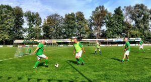 Voetbaldoeltjes kopen? Onze JVD195 voetbaldoelen. Voor uw mini pupillen en senioren (Walking Football) de ideale oplossing. Afgebeeld een promotie wedstrijd bij vv Winsum