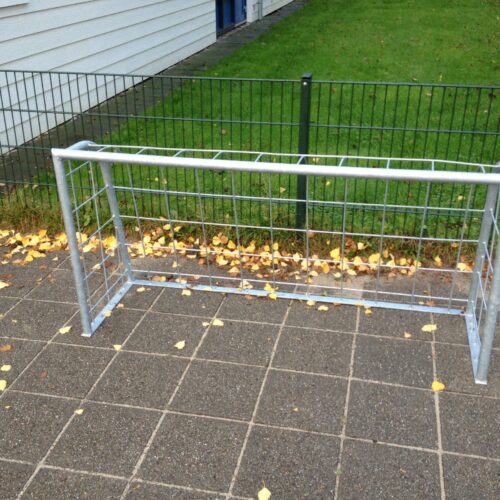 Voetbaldoeltjes model TRD210 18 Door de gaten in het grondframe, zijn deze voetbaldoeltjes desgewenst, ook eenvoudig op de ondergrond te bevestigen.
