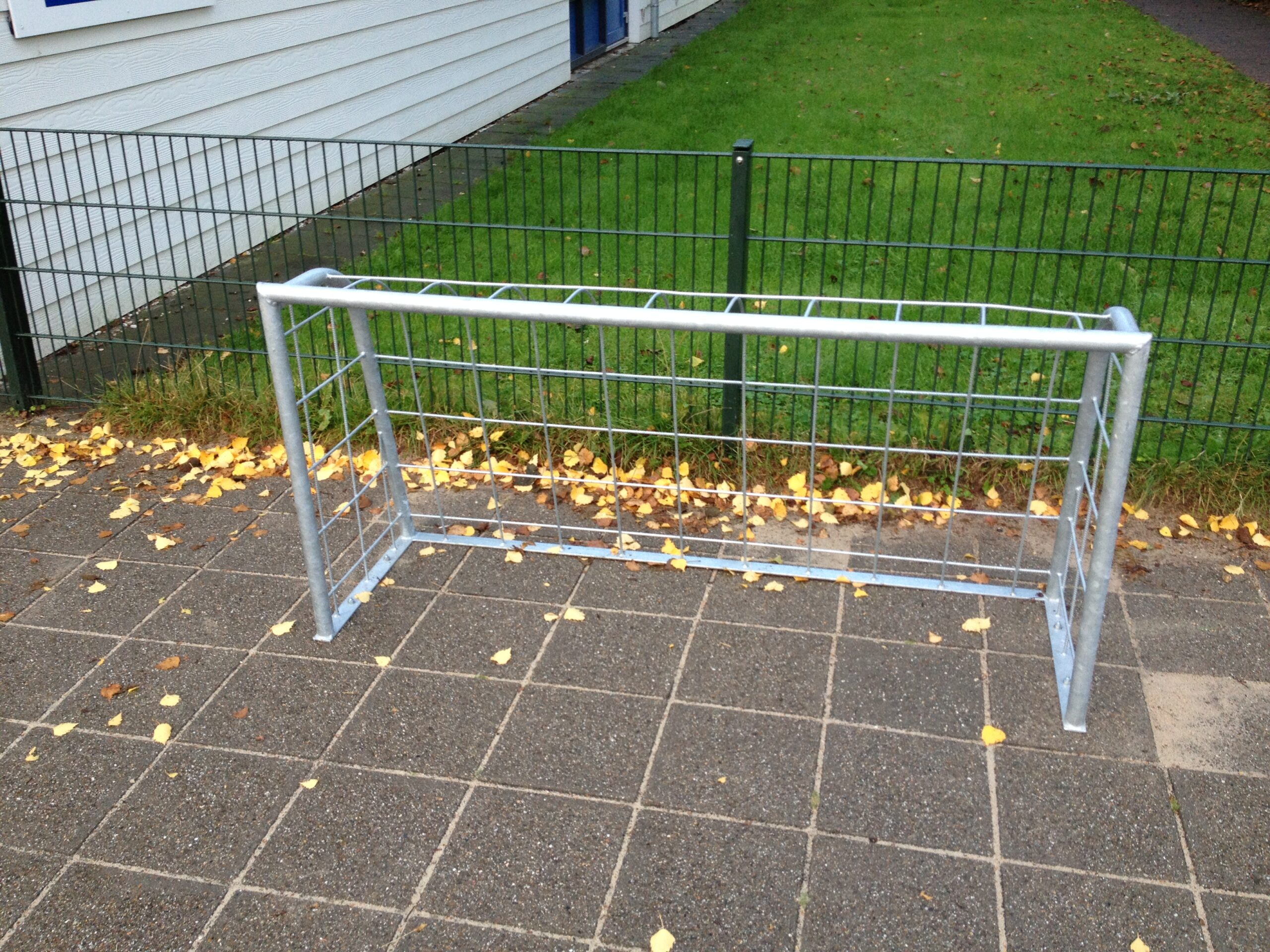 Voetbaldoeltjes model TRD210 7 Door de gaten in het grondframe, zijn deze voetbaldoeltjes desgewenst, ook eenvoudig op de ondergrond te bevestigen.