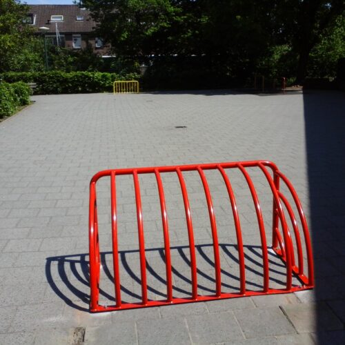Voetbaldoeltje 1.5 x 0.75m rood gecoat op schoolpliun