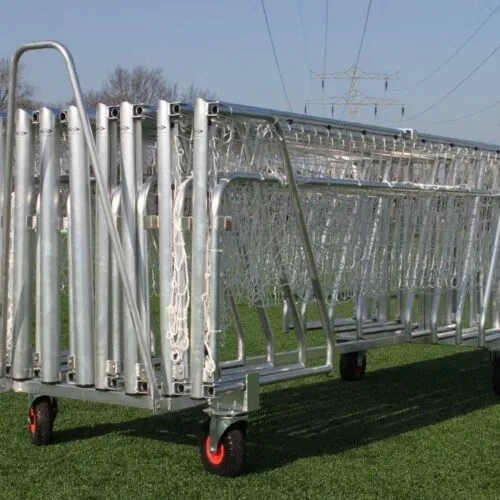 Voetbaldoeltjes JVD240 PRO 4 Op de afbeelding ziet u de optionele transport-kar. Deze biedt plaats aan maar liefst 8 stuks 3 x 1 meter voetbaldoeltjes.