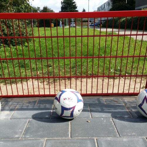 Voetbaldoeltjes model TRD300 82 Voetbaldoel TRD300. Rood gecoat. Afmetingen 1.5 x 0.75 meter. Volbad verzinkt, dus bijzonder degelijk en duurzaam. Ook de meest gebruikte voetbaldoeltjes in onze pannakooien.