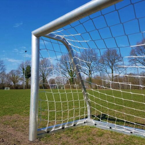 Stapelbare Voetbaldoeltjes 3x1m 14 Voetbaldoeltjes voor uw mini pupillen 3 x 1m. Op deze afbeelding is goed de vernuftige nethaak-bevestiging positie goed te zien