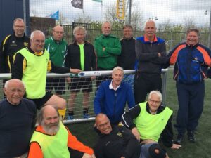 De "Walking Football" mannen van VEV'67 met onze mini pupillen voetbaldoeltjes JVD195.