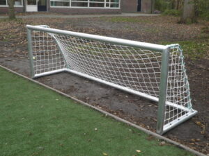 Voetbaldoeltjes kopen?  Afgebeeld voetbaldoel 3 x 1m. Alle voetbaldoeltjes uit deze serie worden geleverd inclusief doelnet en nethaken (netplaatjes). Topsegment..