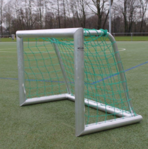 Voetbaldoeltjes  uit de JVD195-serie. Op de afbeelding ziet u de 1.2 x 0.8 meter uitvoering. Zwaar uitgevoerde mini- doelen waar u jarenlang plezier van heeft.
