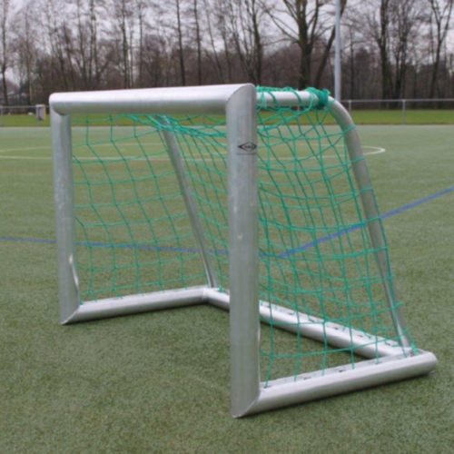 Mini pupillendoeltjes JVD195 – volledig gelast aluminium 38 Voetbaldoeltjes uit de JVD195-serie. Op de afbeelding ziet u de 1.2 x 0.8 meter uitvoering. Zwaar uitgevoerde mini- doelen waar u jarenlang plezier van heeft.