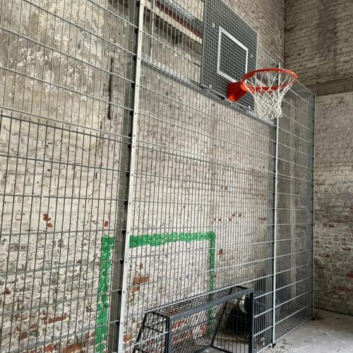 Voetbaldoeltjes model TRD300 131 Onze TRD300 voetbadldoeltjes 1.5 x 0.75m zwart gecoat, gemonteerd in een voetbal- basketbalwand, met antivandaal basketbalbord/ (Deze staat in Brussel).