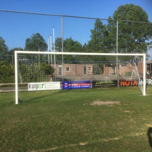 Voetbaldoel P-model VD111 29 Voetbaldoelen waar uw vereniging jarenlang plezier van heeft. Slechts 1 van onze vele mogelijkheden. Deze staat bij vv Sleat te Sloten.