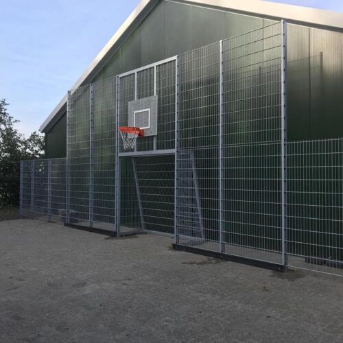 Voetbaldoel met basketbal VBC160 91 Voetbaldoel VBC160-serie. De vandalisme-arme oplossing voor speel en schoolpleinen.
