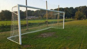 Voetbaldoel VD111 uitgevoerd met de opklapbare netbeugel. Ook zonder opklapbare netbeugel leverbaar.