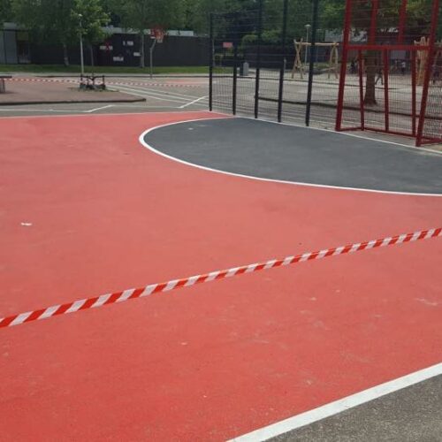 Sportvloercoating 52 De vloercoating voor de door ons geleverde voetbalkooi in Amsterdam net aangebracht
