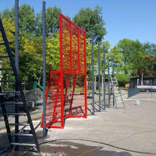 Voetbaldoel met basketbal VBC160 99 De plaatsing van een grote voetbalwand met een dubbele rij staanders, waardoor een een bijzonder vandalismebestendige sportieve wand ontstaat.