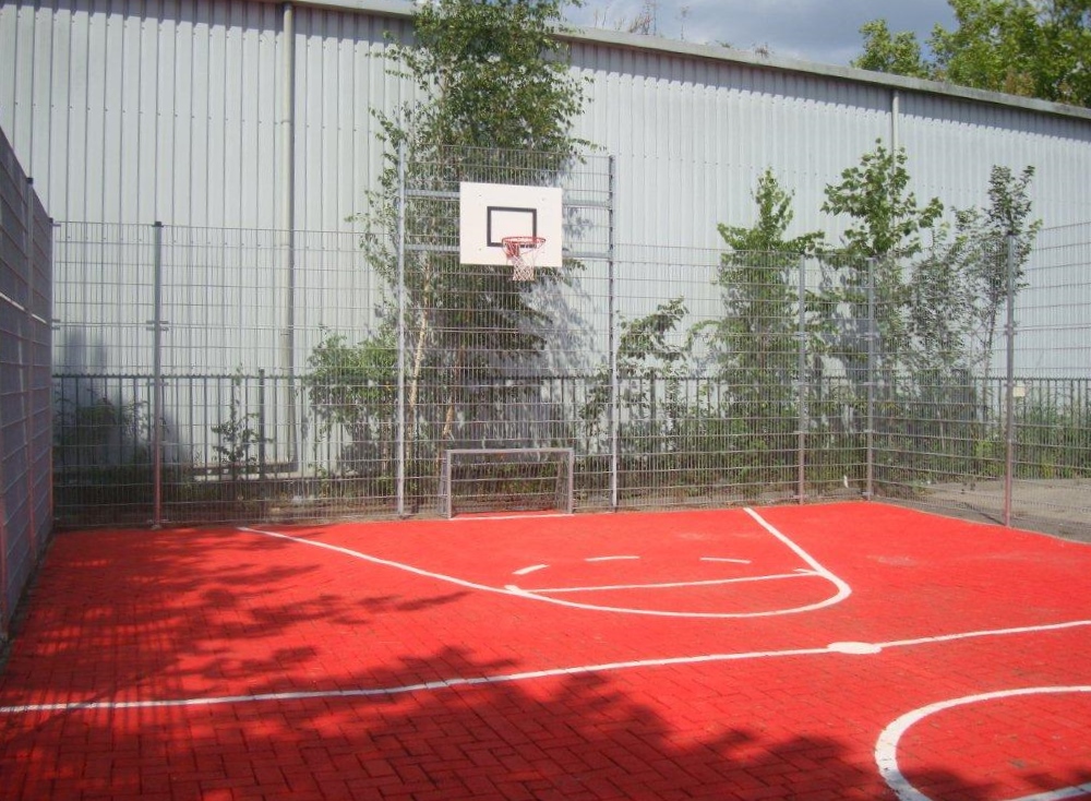 Voetbalkooi Basic 1 Sportkooi, voetbalkooi Basic, hier uitgevoerd als voetbal basketbalcombinatie met vloercoating en sportbelijningen.