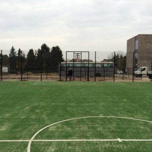 Voetbaldoel met basketbal VBC160 121 Voetbalkooi met de volledig gelaste voetbaldoel basketbal combinaties. Hier in Houthalen België. Uitgevoerd met voetbaldoelen van 3 x 2 meter in de door ons geleverde sportkooi van maar liefst 20 x 40 meter.