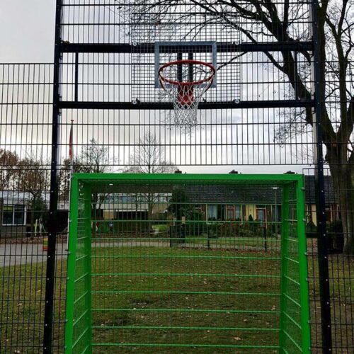 Voetbaldoeltjes model TRD300 96 Onze TRD300 voetbaldoelen, op maat gemaakt, afmetingen 2 x 2 meter. Hier toegepast in een door ons geplaatste voetbalkooi met basketbal.