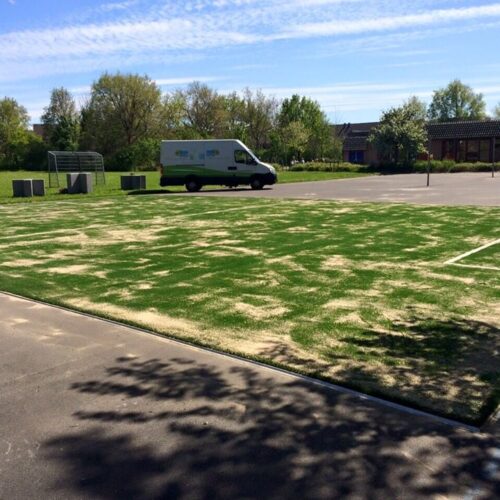 Kunstgras speelvloeren 63 Op de afbeelding wordt de laatste hand gelegd van een kunstgrasvloer gelegd op asfalt. We fixeren deze met speciale rvs-strippen, zodat de vloer ligt als een "huis".