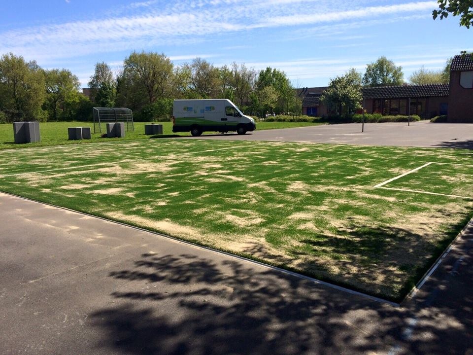 Kunstgras speelvloeren 7 Op de afbeelding wordt de laatste hand gelegd van een kunstgrasvloer gelegd op asfalt. We fixeren deze met speciale rvs-strippen, zodat de vloer ligt als een "huis".