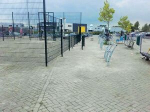 Drie van onze skatebanken in Delfzijl naast de tevens door ons geleverde sportkooi uit onze Premium-serie