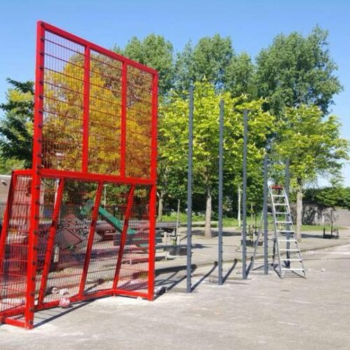 Voetbaldoel met basketbal VBC160 100 Bij plaatsing op asfalt worden er gaten geboord en weer aangestort met beton.