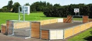 Voetbalkooi, sportkooi Play. Voorzien van antivandaal voetbaldoelen en basketbal-voorziening.