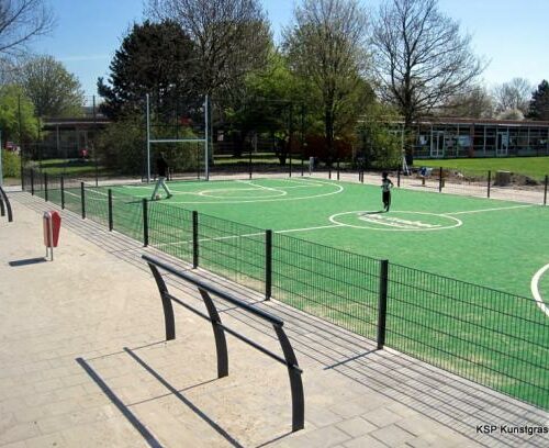 Skate- hang- Parkbanken 19 Onze hangbanken zijn ideaal om bij onze sportkooien en pannakooien te plaatsen. En ook voor de afgebeelde afvalbak, model Bima, kunt u bij ons terecht.