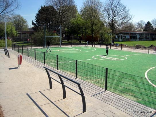 Kunstgras speelvloeren 15 Voetbalkooi met kunstgras en ingelegde sportbelijningen. Een prachtig veld!