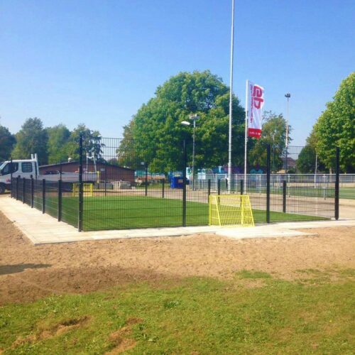 Pannakooi PS100 Basic 97 Kleine voetbalkooi, pannaveld met gele pannadoelen. Een prachtig contrast met de zwart gecoate wanden. Afmetingen 7.5 x 15 meter.