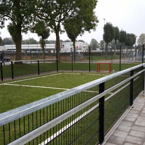 Multisport - volleybalpalen 17 Onze multi-sportpalen worden ook regelmatig in of naast onze sportkooien en pannakooien geplaatst. De palen staan iets schuin, zodat als het net gespannen wordt deze recht staan.