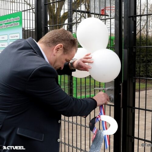 Pannakooi PS100 Basic 113 Pannakooi geopend door Hans Nijland van FC Groningen. Steeds vaker zie we betrokkenheid van BVO's bij sportieve inrichtinegn en openingen van sportieve schoolpleinen.