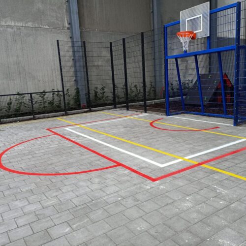 Sportvloercoating 71 Alleen belijningen in een voetbalkooi, pannakooi of op uw speelplein behoort ook tot de mogelijkheden. We informeren u graag.