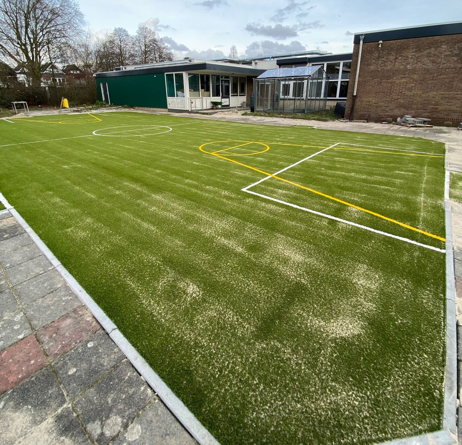 Kunstgras speelvloeren 49 Onze kunstgrasvloeren worden door vakmensen gelegd en ook het onderhoud van uw vloer kunnen wij voor u verzorgen. Deez hebben we in Rotterdam gelegd.