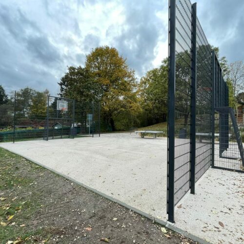 Voetbaldoel met basketbal VBC160 86 Nog een afbeelding van de voetbaldoel basketbalcombinaties in Wiesbaden (Frankfurt). We hebben hier 2 wanden tegenover elkaar geplaats waardoor er een open voetbalkooi - sportkooi ontstaat.
