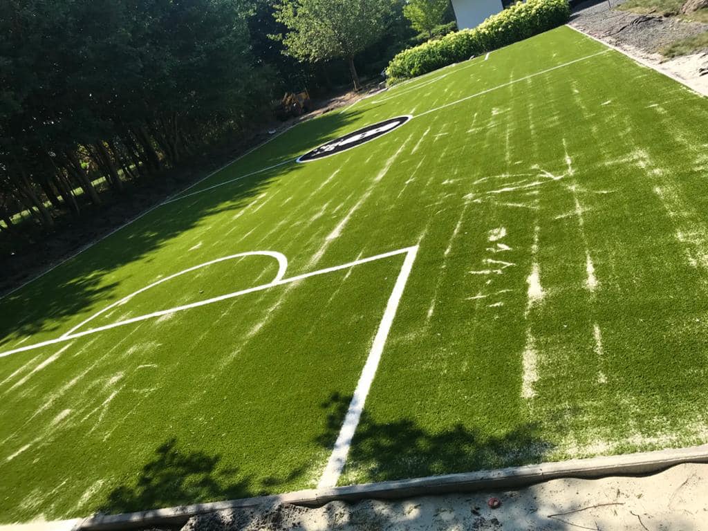 Kunstgras speelvloeren 34 Speelvloer aangelegd in Almere, de voetbalkooi wordt altijd later geplaatst. Deze is met ingelegde belijningen en een ingelegd Logo, diameter 3 meter.