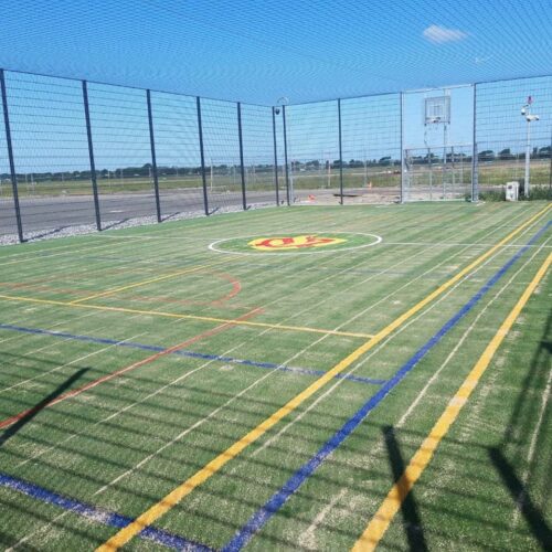 Kunstgras speelvloeren 92 Een grote voetbalkooi met basketbal, voetbal, voilleybal en tennis bij Airport Rotterdam den Haag. Multiplay zandgevuld met ingelegde sportbelijningen.
