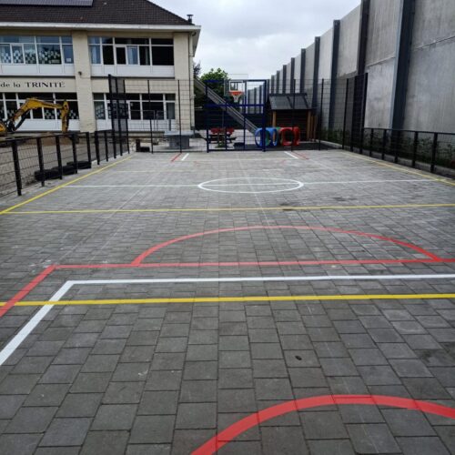 Sportvloercoating 72 Johan Cruijff benadrukte altijd dat voetballen het beste wordt geleerd op een harde ondergrond, en daarom adviseren wij meestal een tegelvloer in onze pannakooien en sportkooien.