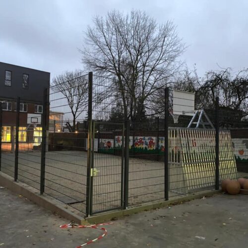 Voetbaldoel basketbalcombinatie VB200 26 Nog een afbeelding van de voetbalkooi met onze VB200 voetbaldoel basketbalcombinaties. We hebben hier in het donker doorgewerkt om de kooi gereed te krijgen.