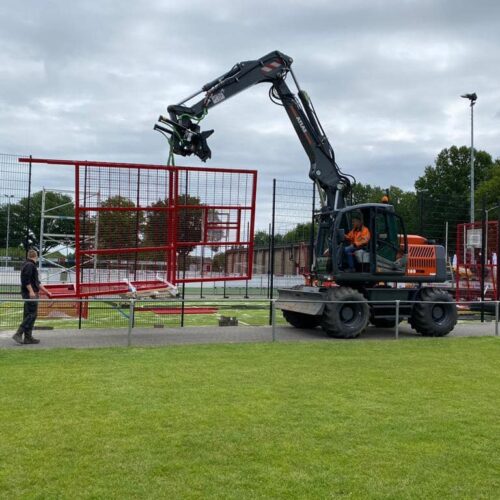 Voetbaldoel met basketbal VBC160 136 Montage van een grote voetbalkooi, waar onze VBC160 units met doelen van 3 x 2 m in gezet worden.