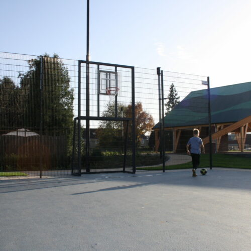 Voetbaldoel met basketbal VBC160 104 Onze voetbaldoel basketbal combinaties. Absoluut een topproduct. Afgebeeld met 2 x 2 meter voetbaldoelen in een geluidsarme wand met een hoogte van 4 meter.