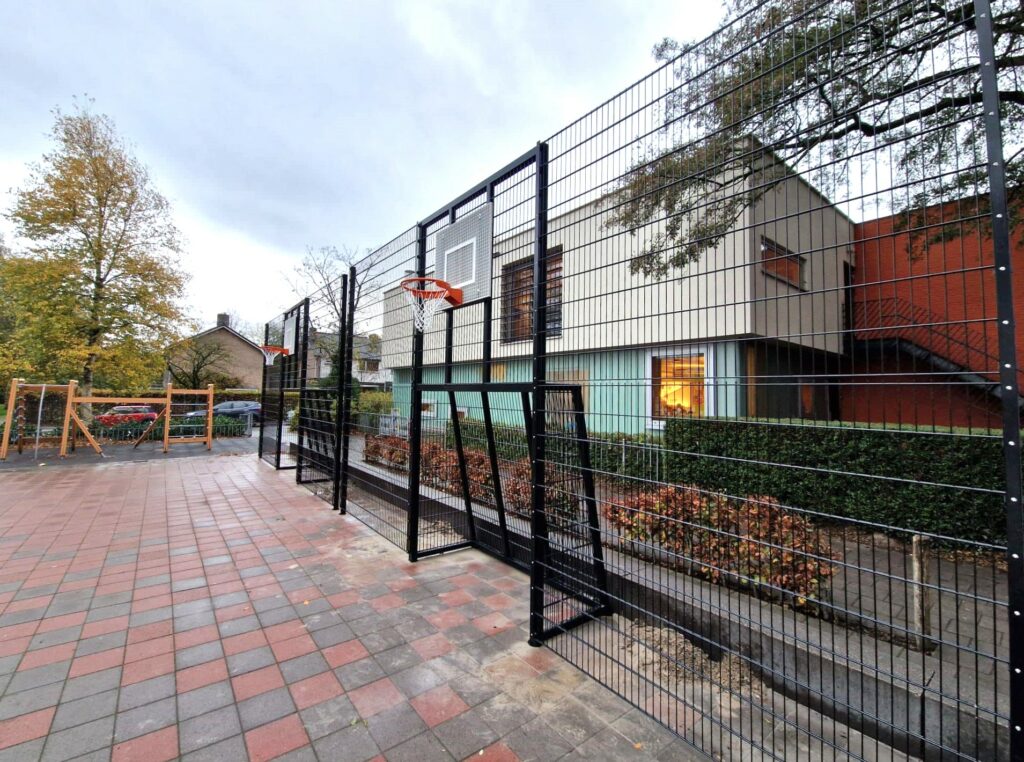 Voetbaldoel voor schoolplein of openbare ruimte 9 Twee van deze fraaie voetbaldoel- basketbalcombinaties naast elkaar in Groningen bij de Groningse Schoolvereniging. Locatie: Sweelincklaan 4. Zwart gecoat doelen 2 x 2m.