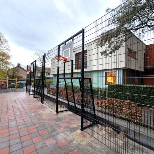 Voetbaldoel met basketbal VBC160 151 Twee van deze fraaie voetbaldoel- basketbalcombinaties naast elkaar in Groningen bij de Groningse Schoolvereniging. Locatie: Sweelincklaan 4. Zwart gecoat doelen 2 x 2m.