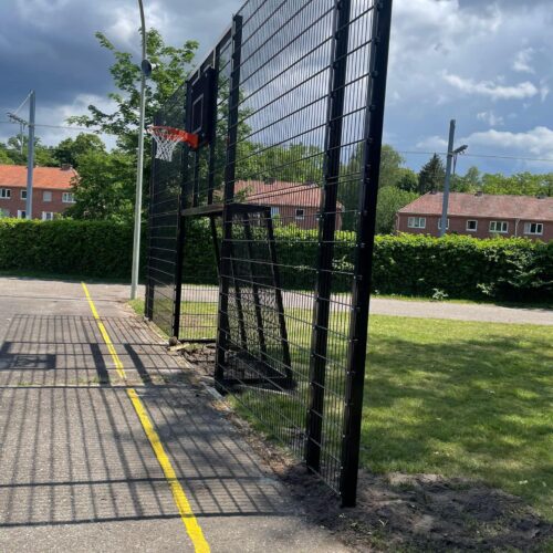 Voetbaldoel met basketbal VBC160 149 Ontdek de ideale combinatie van sport, veiligheid en duurzaamheid met onze robuuste sportwand inclusief basketbalbord en voetbaldoel in één geluidsarme constructie.