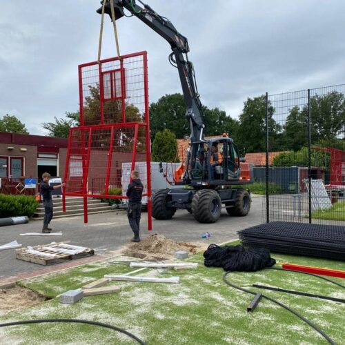 Voetbaldoel met basketbal VBC160 137 Nog een afbeelding van de plaatsing van deze voetbaldoel- basketbalunits in een fraaie rode ral kleur.