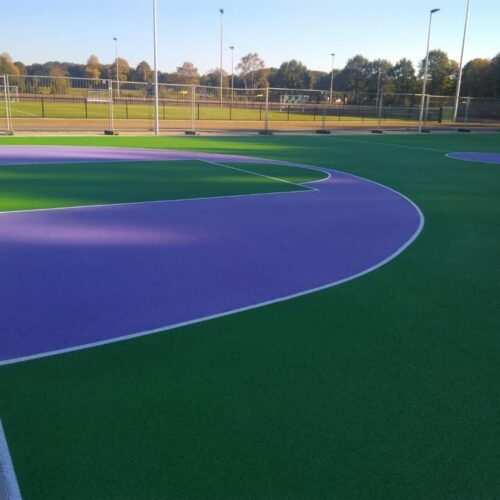 Waterdoorlatend beton 14 Voor deze sportvloeren geldt dat de mogelijkheden qua afwerking legio zijn. Coating en belijningen. Een zeer mooie vloer voor voetbalkooien.