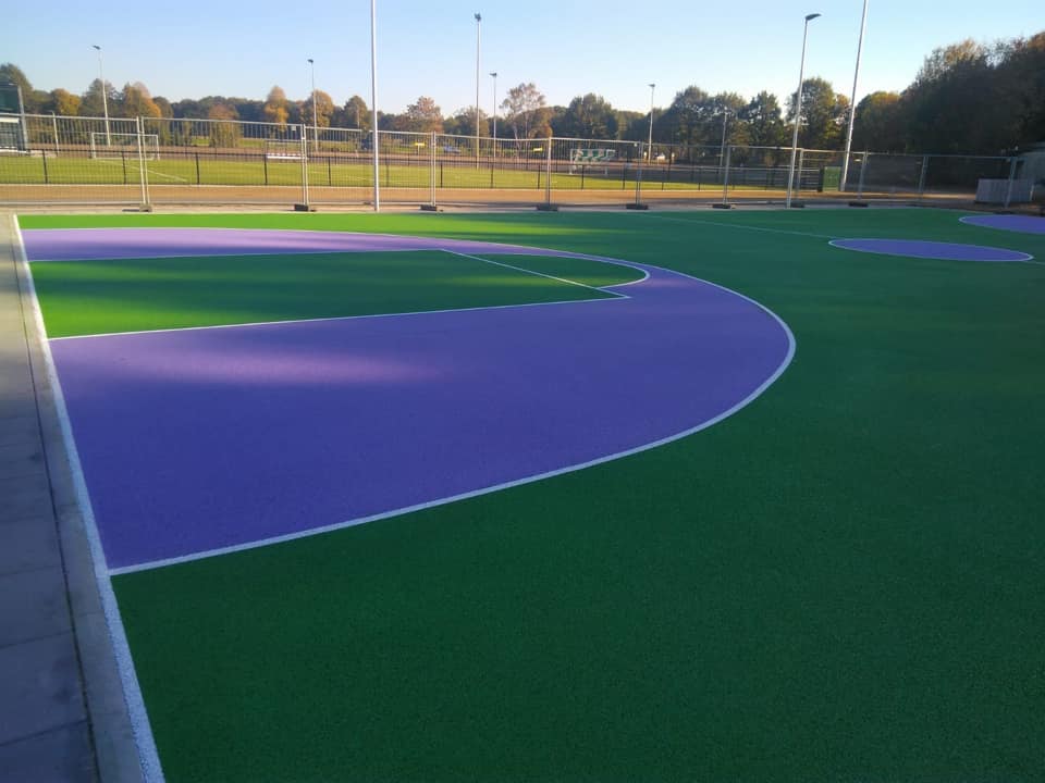 Waterdoorlatend beton 5 Voor deze sportvloeren geldt dat de mogelijkheden qua afwerking legio zijn. Coating en belijningen. Een zeer mooie vloer voor voetbalkooien.