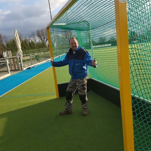 Hockeydoel Superior 40 Hockey in Hoegaarden heeft ook gekozen voor poedercoating van het frame in een gele ral kleur