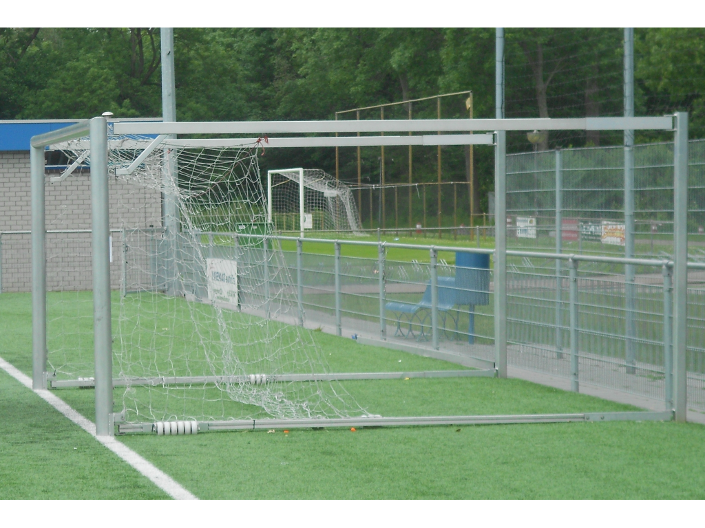 Wegdraai-voetbaldoel model JVD160 6 Draai voetbaldoel model JVD160. Door de gebruikte materialen, zwaar geprofileerd aluminium en de inwendig verstevigde hoeken, zeer degelijke en duurzame inklap voetbaldoelen.